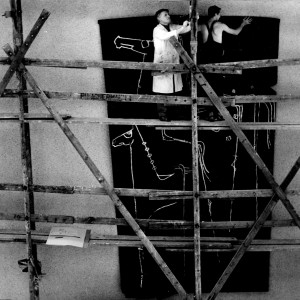 Bei der Arbeit mit einem Helfer